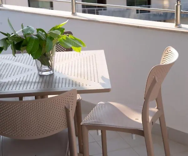 Lulu - Sunflower Apartment Golem (Tirana)